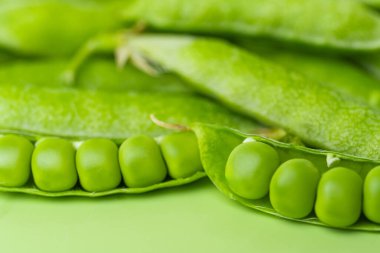 açık yeşil arkaplanda yeşil bezelyeler