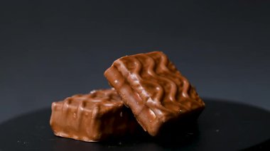 Siyah arka planda kremalı çikolatalı bisküvi.