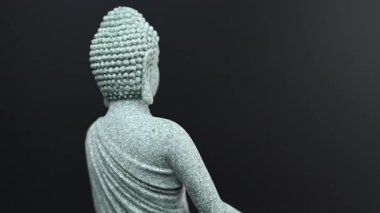 Siyah arkaplanda video budha heykeli
