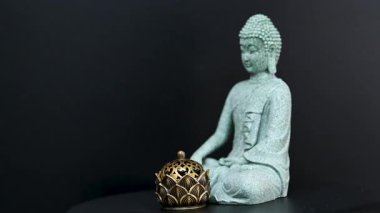 Siyah arkaplanda video budha heykeli