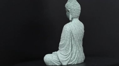 Siyah arkaplanda video budha heykeli