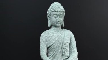 Siyah arkaplanda video budha heykeli