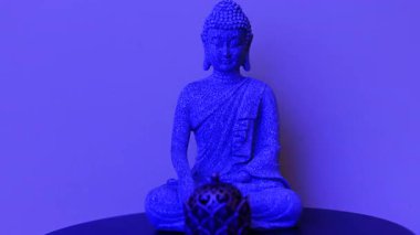 RGB ışıklandırmalı Buda heykeli videosu