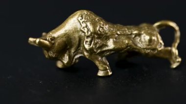 Siyah arkaplanda bakır boğa heykeli videosu