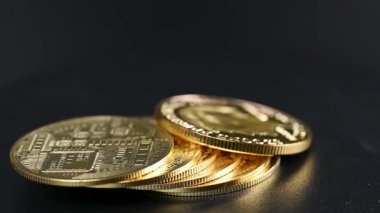 Siyah arkaplanda bitcoin paralarının videosu