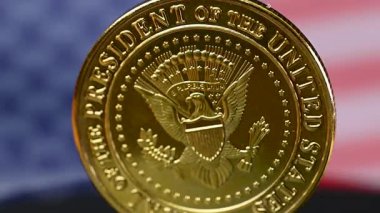 Amerikan bayrağının arka planında Amerika Başkanı 'nın oynadığı bir para videosu.
