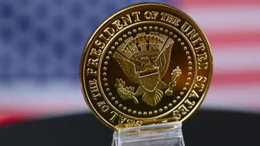 Amerikan bayrağının arka planında Amerika Başkanı 'nın oynadığı bir para videosu.