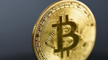 Siyah arkaplanda bitcoin paralarının videosu
