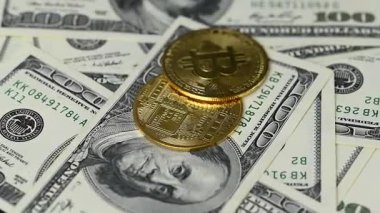 Bitcoin paralı yüz dolarlık banknotların videosu.