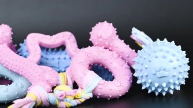 Köpek oyuncakları siyah arkaplanı kapatır