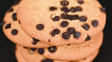 Siyah arkaplanda çikolatalı kurabiyelerin videosu