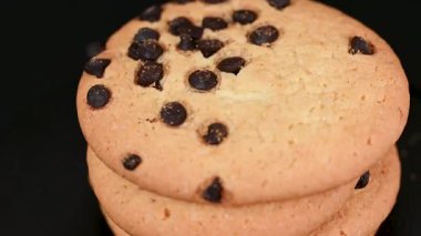 Siyah arkaplanda çikolatalı kurabiyelerin videosu