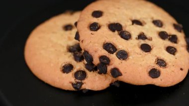 Siyah arkaplanda çikolatalı kurabiyelerin videosu