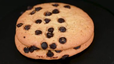 Siyah arkaplanda çikolatalı kurabiyelerin videosu
