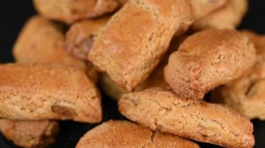 Siyah arka planda fındıklı İspanyol kurabiyeleri