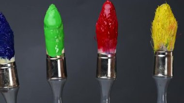 Siyah arkaplanda renkli boyalı fırça videoları