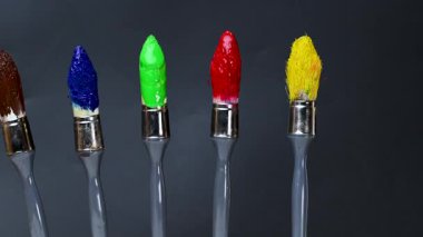 Siyah arkaplanda renkli boyalı fırça videoları