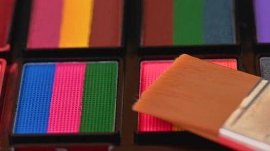 Renkli suluboya resimlerinin videosu yakın plan