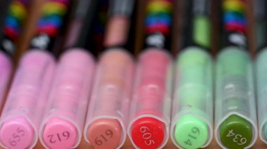 Renkli suluboya kalemlerinin videosu kapanıyor