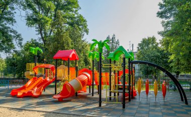 Parktaki çocuk parkı.