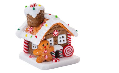 Beyaz arka planda izole edilmiş Noel zencefilli kurabiye evi