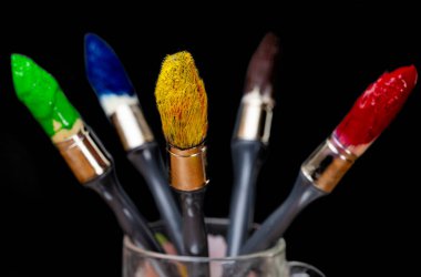 Siyah arkaplanda renkli boyalı fırçalar