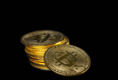  Siyah arkaplanda bitcoin paraları