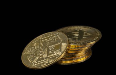  Siyah arkaplanda bitcoin paraları