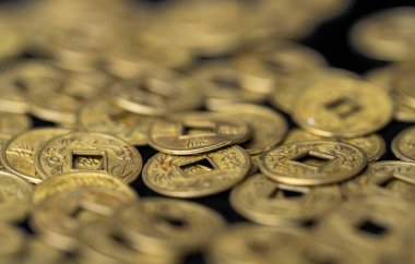 Antika sikkeler, feng shui sikkeleri, siyah arka planda izole edilmiş.