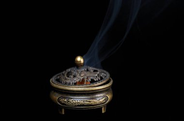 Tütsü tutucu siyah arkaplanda izole edildi