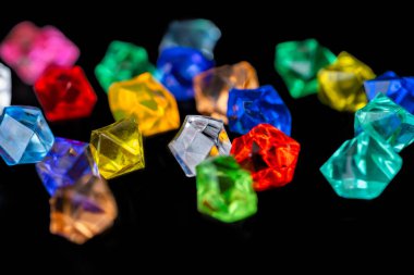 Siyah arkaplanda izole edilmiş değerli taşlar