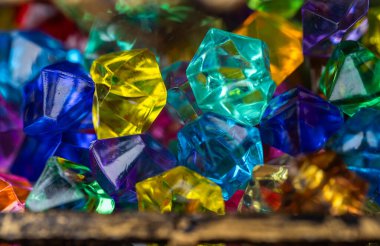 Siyah arkaplanda izole edilmiş değerli taşlar