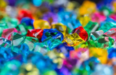 Siyah arkaplanda izole edilmiş değerli taşlar