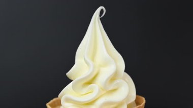 Dondurma videosu siyah arkaplanda