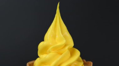 Dondurma videosu siyah arkaplanda