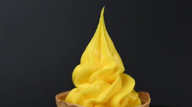 Dondurma videosu siyah arkaplanda