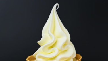 Dondurma videosu siyah arkaplanda