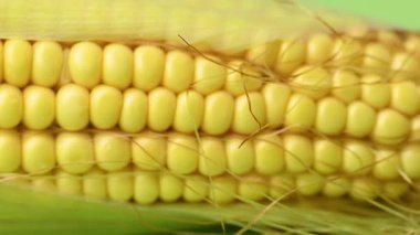 Sarı taze mısırın videosu.