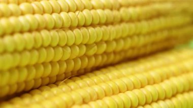 Sarı taze mısırın videosu.