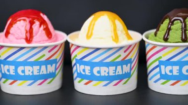 Siyah arka planda dondurmanın olduğu bir bardak.