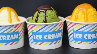 Siyah arka planda dondurmanın olduğu bir bardak.