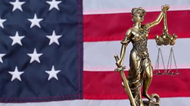Amerikan bayrağının, adalet tanrıçasıyla çekilmiş videosu.