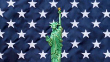Özgürlük Heykeli ile Amerikan bayrağı videosu