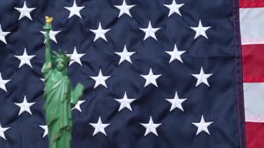 Özgürlük Heykeli ile Amerikan bayrağı videosu