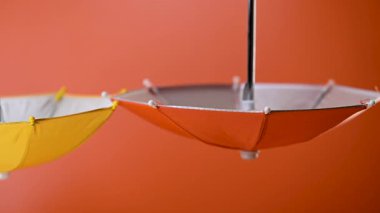 Renkli şemsiyelerin yakın çekim videosu