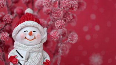 Kırmızı arka planda kardan adam olan video Noel dekoru