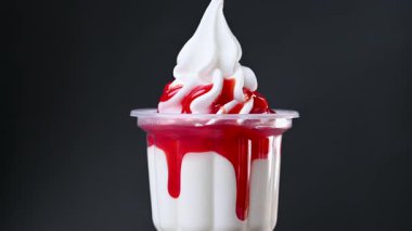 Amerikan dondurmasının meyve şuruplu bir bardaktaki videosu.