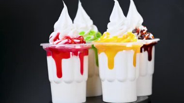 Amerikan dondurmasının meyve şuruplu bir bardaktaki videosu.