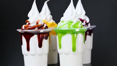 Amerikan dondurmasının meyve şuruplu bir bardaktaki videosu.