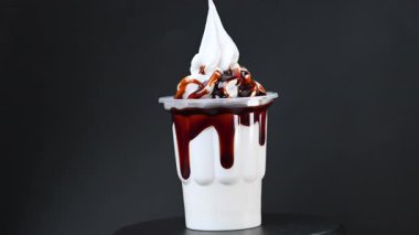 Amerikan dondurmasının meyve şuruplu bir bardaktaki videosu.